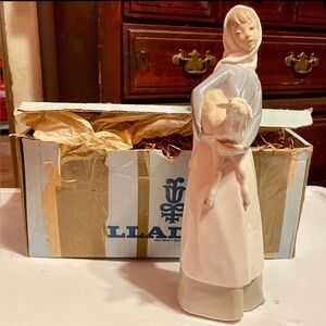 Retired LIADRO Girl with lamb #4584